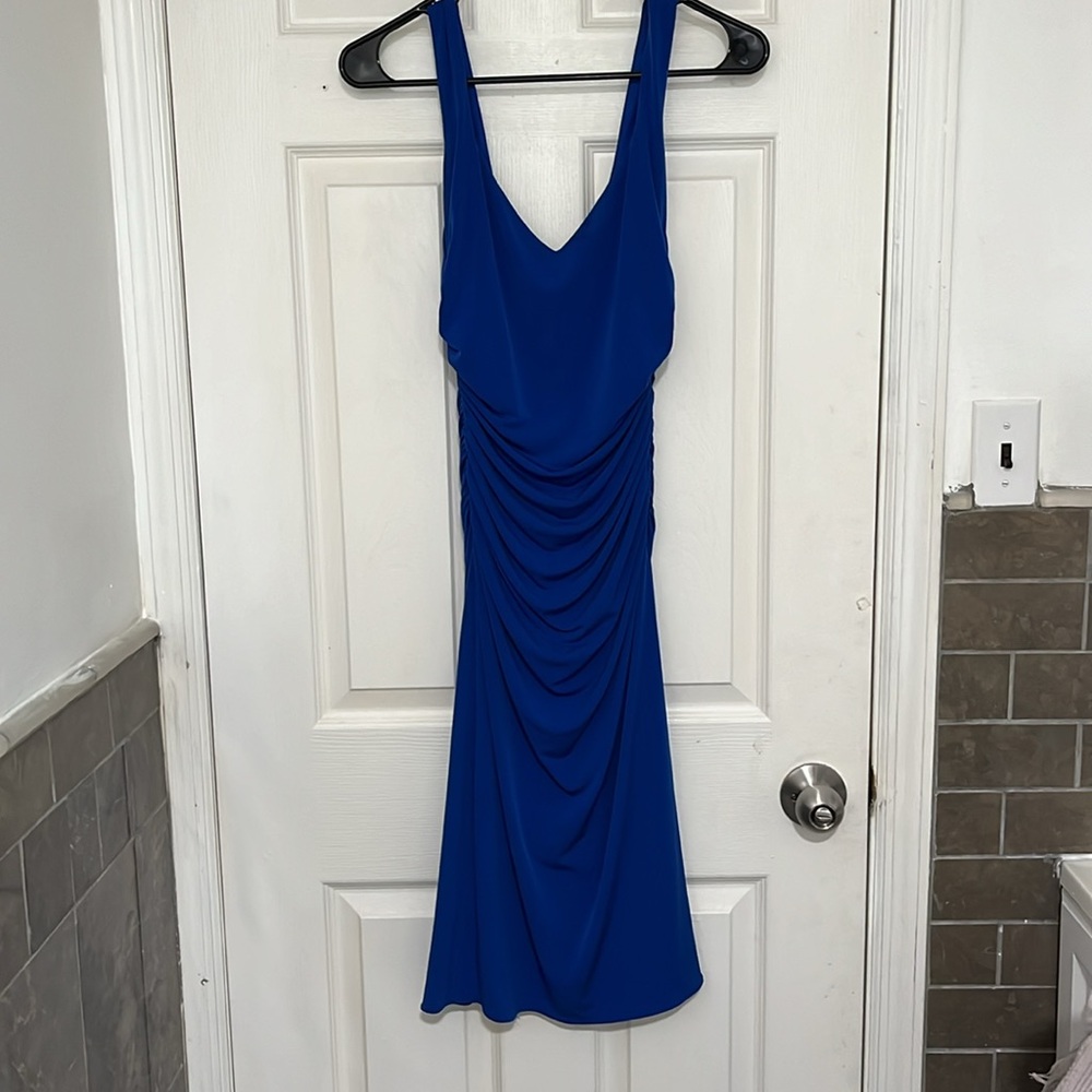 Women’s Laundry size 4 blue rouched dress in front and back fit to body.